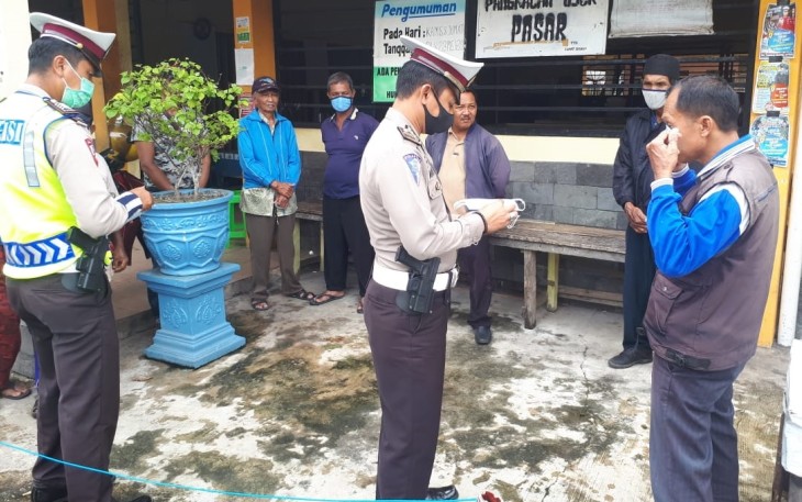 Polisi Bagi Masker Gratis di Pasar