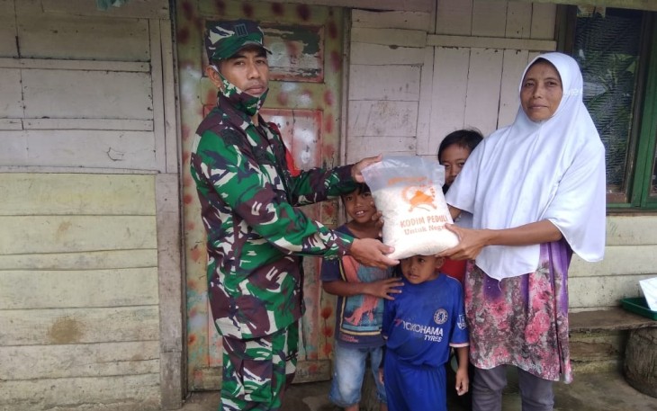 Kodim 0713 Brebes Bantu Masyarakat Terdampak Covid-19