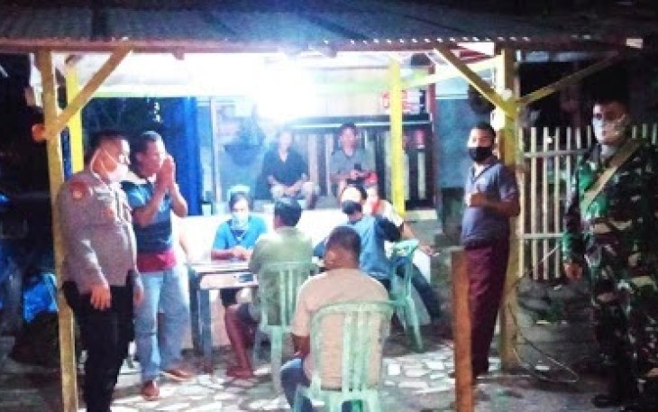 Patroli gabungan saat amankan sekelompok warga yang asyik main judi
