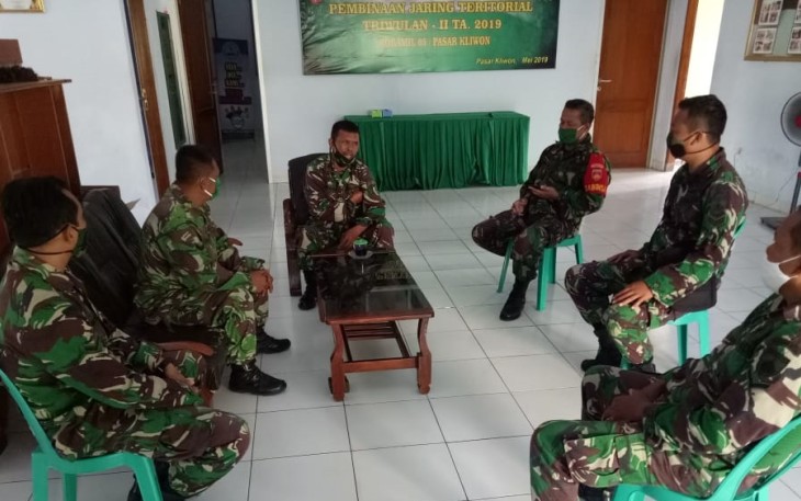 Danramil 05/Pasar Kliwon Kodim 0735/Surakarta Kapten Cpl Warji saat kegiatan apel pagi bersama sejumlah anggota. (Foto : Istimewa)