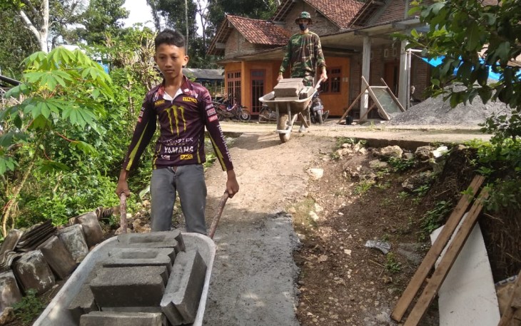 Suhendra Belajar Ikut Bantu Pengerjaan di Pra TMMD 108/Tulungaung