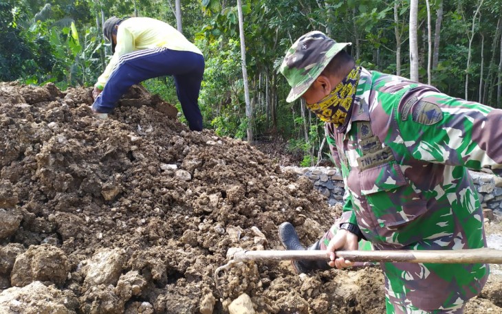 Pelda Exwan Bersama Warga Ratakan Tanah Halaman Mushola