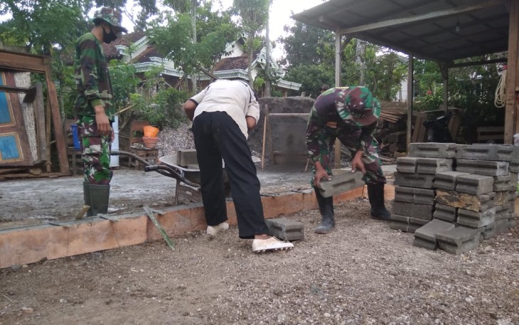 Batako Diangkut dengan gerobak Dorong