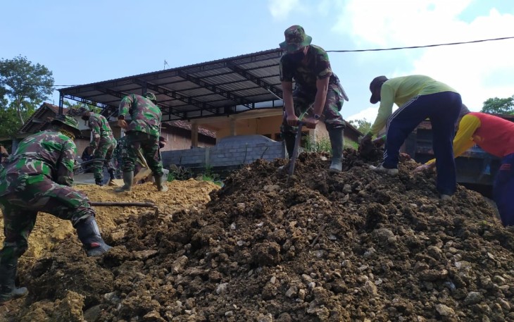 Peralatan Non Mesin Digunakan Sebagai Alat Utama di Program pra TMMD 108