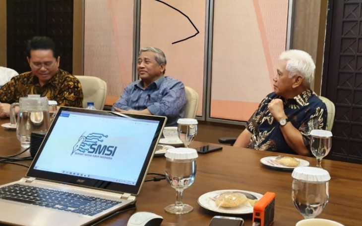 Wakil Ketua Dewan Penasehat Serikat Media Siber Indonesia (SMSI) M. Hatta Rajasa dan jajaran pengurus SMSI Pusat saat dialog di Gedung 6 Jalan Darmawangsa Raya Kebayoran Baru Jakarta Selatan Rabu (19/2) malam.