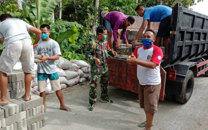 Warga Bantu Turunkan batako Secara Estafet