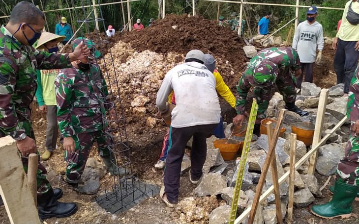 Gotong Royong Warga Desa Ngepoh Manunggal Bersama TNI dalam TMMD 108