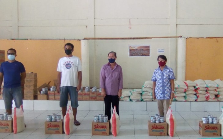 Warga kelurahan Girian weru dua terima bansos semabako tahap tiga dengan tetap menggunakan protokol kesehatan