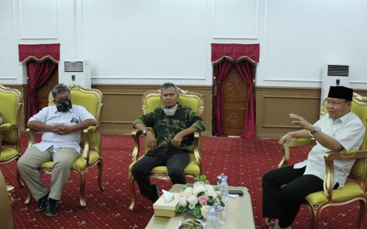 Gubernur Rohidin saat menerima audensi perwakilan Nelayan di Balai Raya Semarak Bengkulu