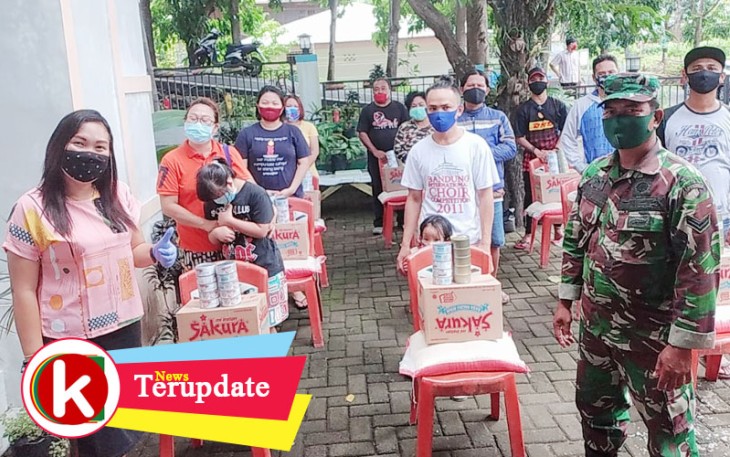 Lurah kadoodan Oike Makalew SE bersama Babinsa Sertu Jhon Salibana saat salurkan bantuan sosial sembako kewarga yang terdampak covid-19