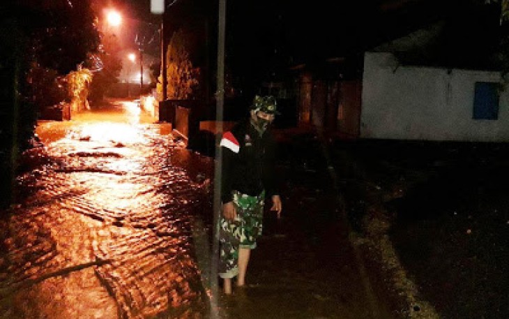 Babinsa dan Perangkat Kelurahan Tinjau Penyebab Air Tergenang