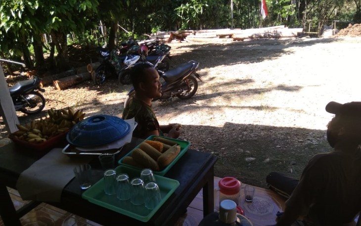 Teman TNI dan Warga Dikala Istirahat