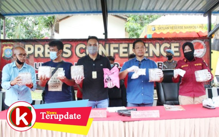 Kasat Resnarkoba Polresta Barelang Kompol Abdul Rahman didampingi Kasubbag Humas Polresta Barelang AKP Betty Novia dan Kanit II Ipda Mega Satriatama