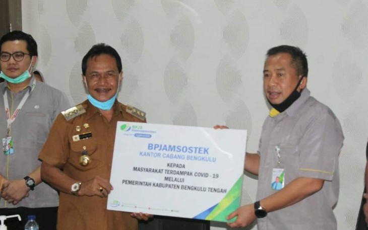 Bupati Bengkulu Tengah Ferry Ramli Secara Simbolis Menerima Bantuan 200 Paket Sembako Dari BPJS Ketenagakerjaan Provinsi Bengkulu 