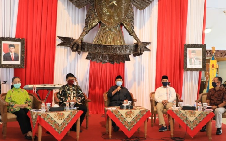 Bupati Blitar Rijanto (tengah) saat mengikuti webinar