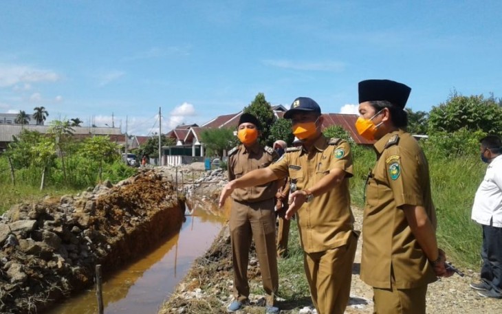 Plt Kepala Dinas PUPR Kota Bengkulu Noprisman Saat Meninjau Pembangunan Drainase 