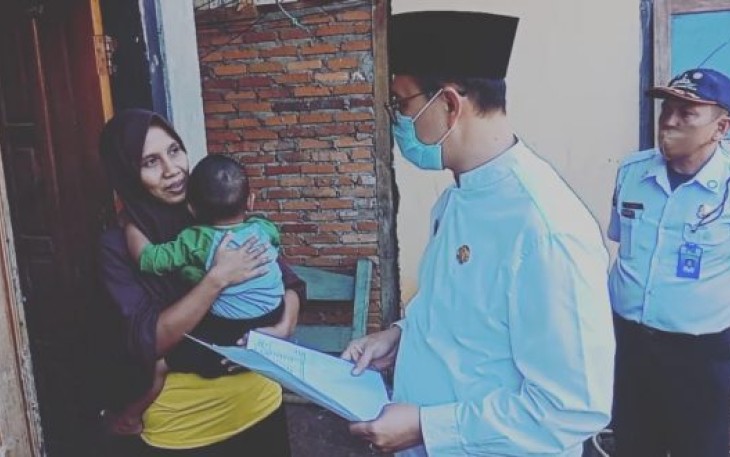 Direktur PDAM Tirta Dharma Kota Bengkulu Sjobirin Hasan Kunjungi Pelanggan 2A Yang Menerima Program Air Geratis 