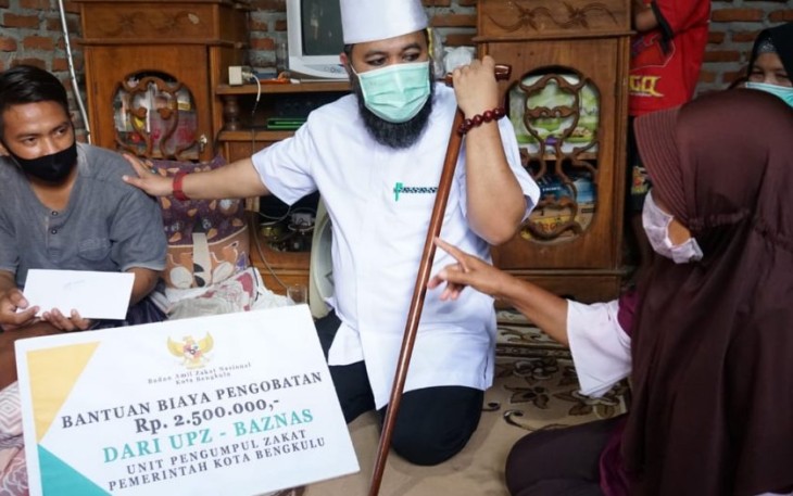 Wali Kota Bengkulu Helmi Hasan Beri Bantuan Biaya Pengobatan 