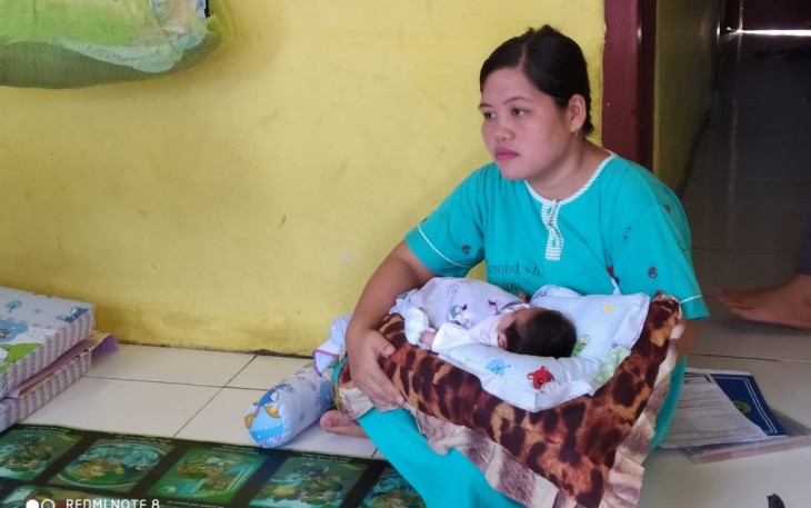 Orang Tua Aisyah Bayi Penderita Omphalocele Menerima Kunjungan Plt Kepala Dinas Kominfosan Kota Bengkulu 
