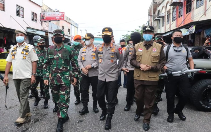 Panglima TNI dan Kapolri Tinjau Pasar Kodim Senapelan Pekanbaru Riau