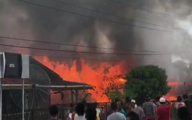 Kobaran api saat membakar satu unit rumah warga desa Pulo Sarok Singkil Kabupaten Aceh Singkil.