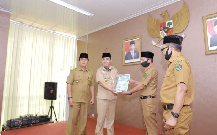 Bupati Rejang Lebong Ahmad Hijazi Menyerahkan E-KTP Sebanyak 460 Keping Untuk 12 Kecamatan 