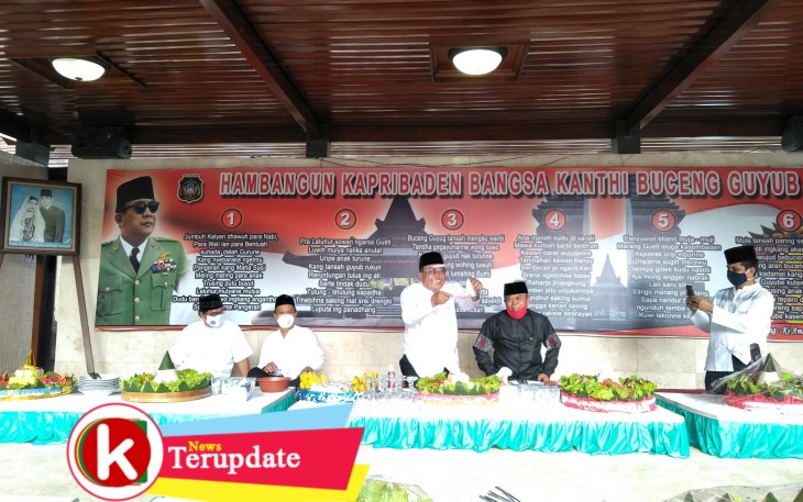 Walikota Blitar Santoso saat Mamotong Tumpeng Kenduri Haul Bung Karno ke- 50 (foto: Faisal NR / Klikwarta.com) 