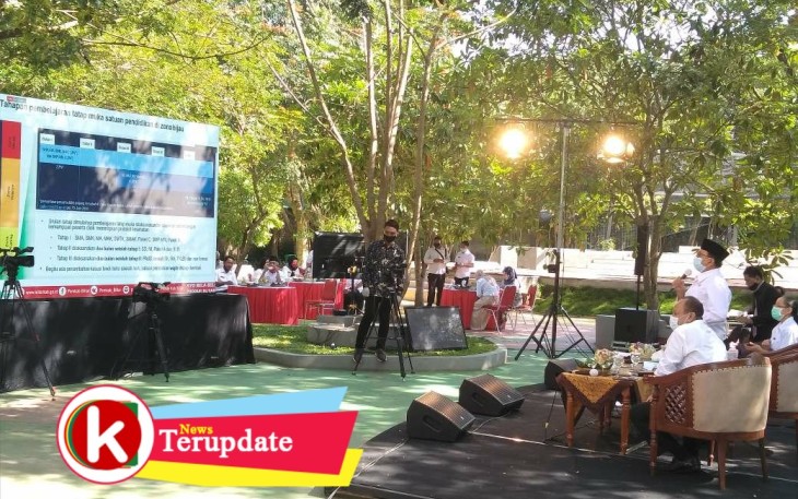 Bupati Rijanto saat Menyampaikan Materi di Acara Webinar (foto: Faisal NR / Klikwarta.com)