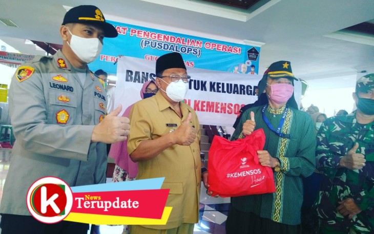 Walikota Santoso (dua dari kiri) saat Menyerahkan Bantuan kepada Veteran (foto: Faisal NR / Klikwarta.com) 