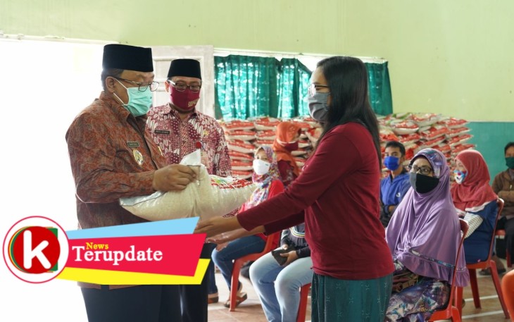 Walikota Santoso ketika Menyalurkan Beras dari JPS kepada Masyarakat (foto: Faisal NR / Klikwarta.com) 