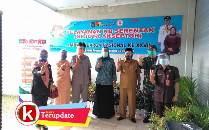 Walikota Santoso (tiga dari kanan) di Acara Program KB Serentak Peringati Harganas (foto: Faisal NR / Klikwarta.com) 