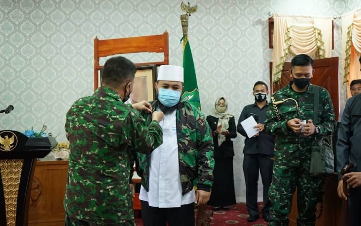 Wali Kota Bengkulu Helmi Hasan Terima Piagam Penghargaan Sebagai Bentuk Kehormatan dari Komandan Korem 041/Gamas Bengkulu Brigjen TNI Kav Yanuar Adil