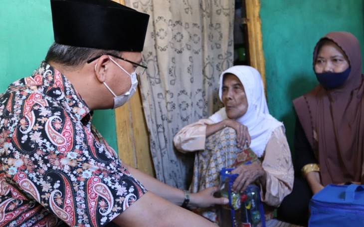 Gubernur Rohidin Beri Bantuan Nenek Samima
