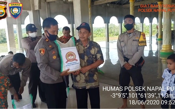 Polsek Napal Putih Polda Bengkulu Giat Baksos Bersihkan Tempat Ibadah dan Santuni Anak Yatim Piatu