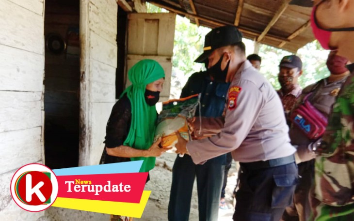Kapolsek Ipda E H Purba SH MH didampingi Bhabinkamtibmas bersama Babinsa saat salurkan bantuan secara langsung ke warga terdampak Covid-19