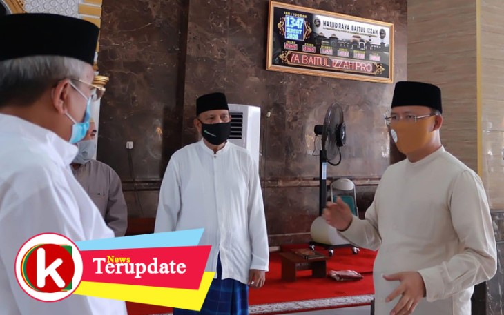 Gubernur Rohidin mengecek secara langsung kesiapan protokol kesehatan di Masjid Baitul Izzah