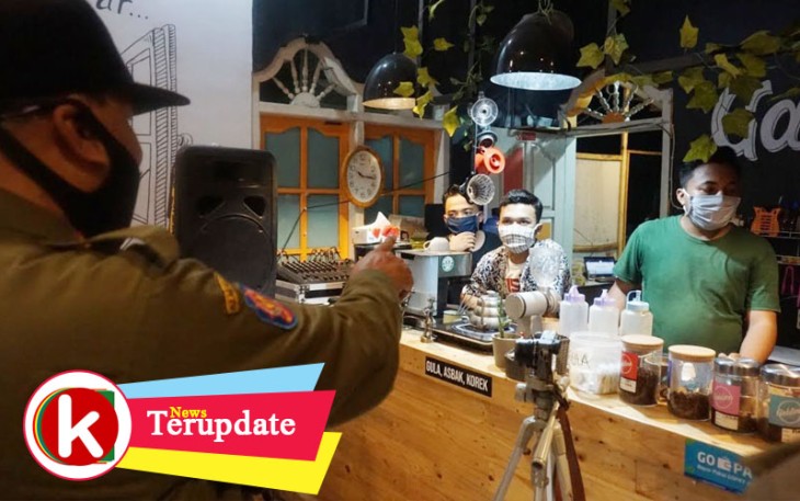 Kasatpol PP Kabupaten Tegal Tegur Pemilik Kafe Langgar Aturan Jam Operasional 