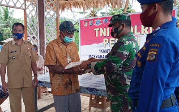 Babinsa Dorbolaang Dampingi Penyaluran Bansos Dirpolairud Polda Sulut