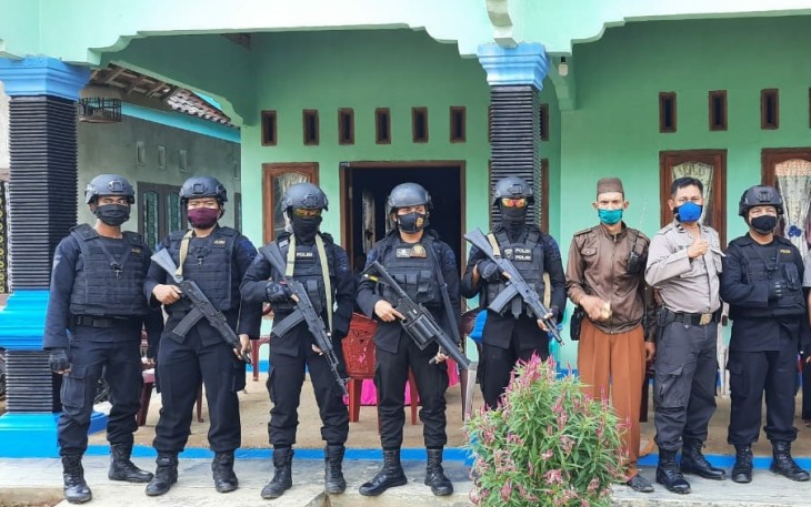 <p><strong>Klikwarta.com, Lampung -</strong> Personel Kompi 1 Batalyon C Pelopor Satbrimob Polda Lampung melaksanakan kegiatan patroli antisipasi rawan kamtibmas. Kegiatan dilaksanakan menuju TKP dan rumah korban penusukan di Kecamatan Abung Timur, Kabupaten&nbsp;Lampung Utara, Minggu (07/06/2020).</p>  <p>Berdasarkan Informasi telah terjadinya penusukan warga desa Sumber Agung kecamatan Abung Timur, Kota Bumi, Lampung Utara. Atas perintah langsung dari Komandan Satuan Brimob Polda Lampung Kombespol Donnyar