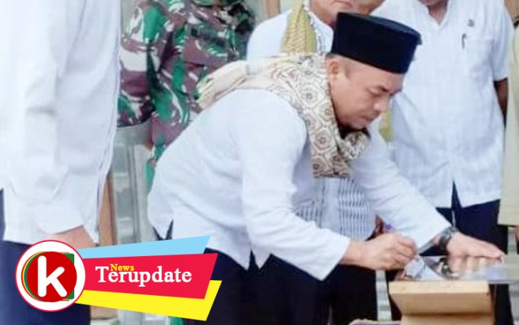 Penandatanganan prasasti peresmian masjid oleh Bupati Labuhanbatu