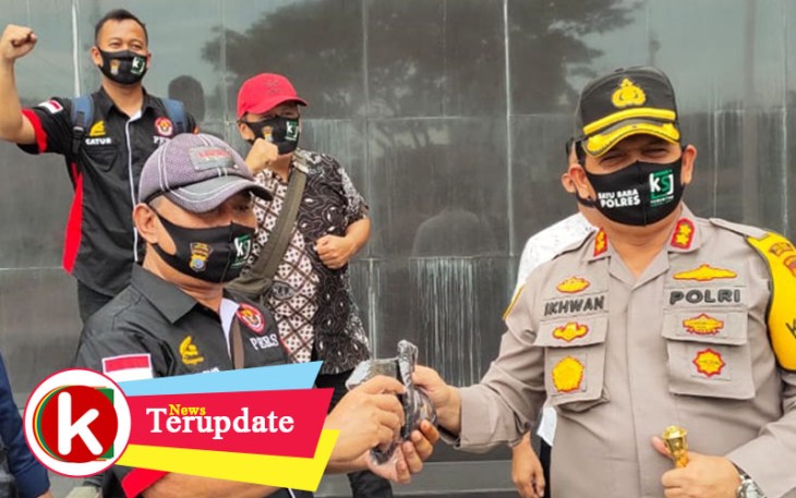 Kapolres Batu Bara Bagikan Masker ke Wartawan