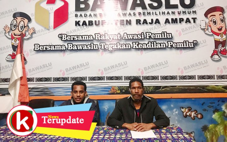 Ketua Bawaslu Raja Ampat Markus Rumsowek S.Sos (kanan) saat gelar konferensi pers