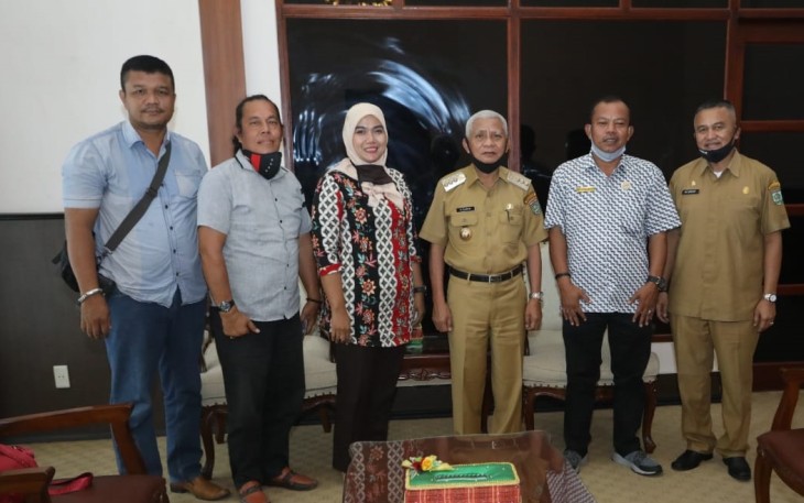 Aman foto bersama dengan bupati dan kadis kominfo asahan