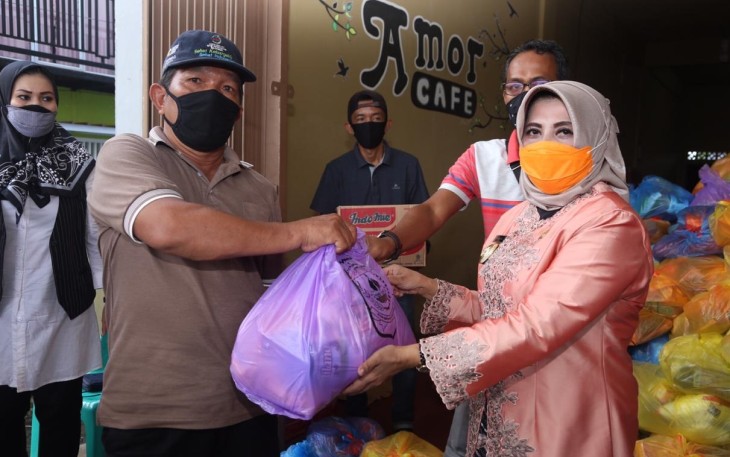 Plt Walikota Tanjungpinang Serahkan Sembako Gratis Tahap 2 di Sungai Jang dan Tanjung Ayun Sakti