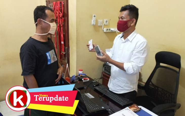 Tersangka (kenakan kaos hitam) saat diinterogasi