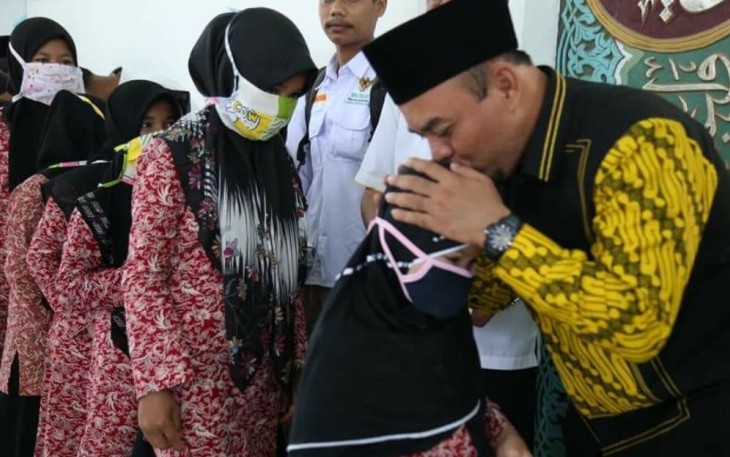 Bupati Labuhanbatu saat menyambangi anak-anak panti asuhan