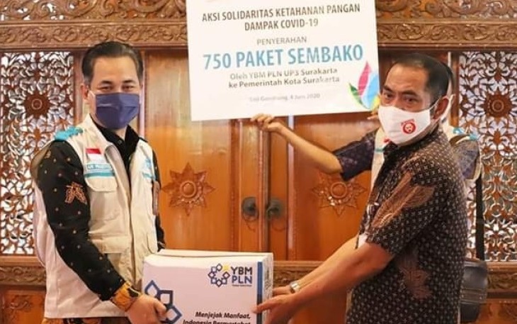 Serah terima sejumlah bantuan dari berbagai instansi kepada Walikota Solo FX Hadi Rudyatmo di Rumah Dinas Walikota Loji Gandrung Solo Jawa Tengah. (Foto : Istimewa)