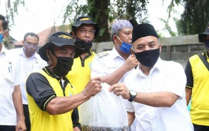 Bupati Labuhanbatu H.Andi Suhaimi Dalimunthe ST.MT (kanan)