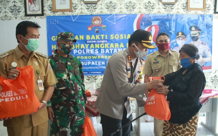 Polres Batang Kembali Bagikan Paket Sembako ke Warga