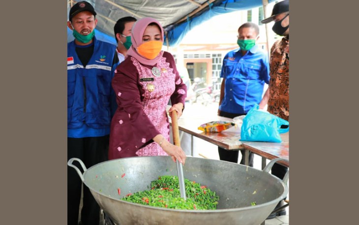 Plt. Walikota Tanjungpinang Hj. Rahma S. IP meninjau dapur umum